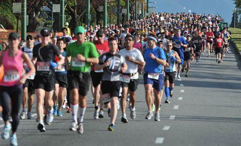 bmo vancouver marathon number of runners